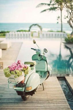 Motocicleta vintage adornada con flores. Vía Pinterest.